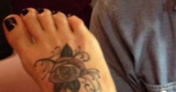 jenny mccarthy gets tattoo on foot during super bowl blackout e jenny mccarthy gets tattoo on foot during super bowl blackout e
